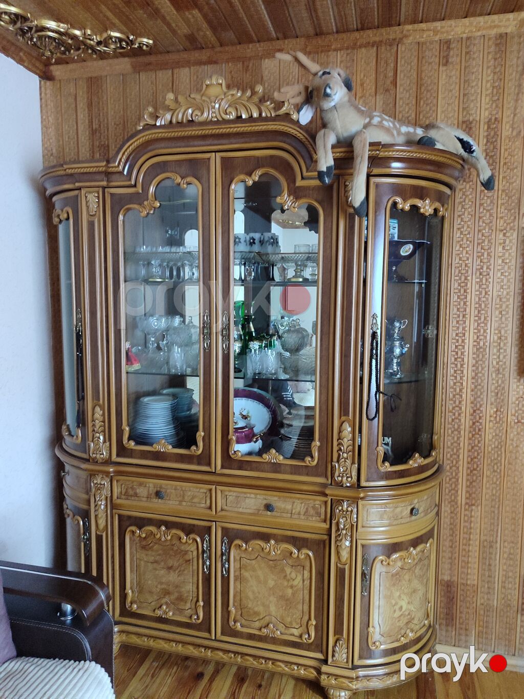 Klassik üslubda qonaq otağı mebel dəsti Tərkibi: - Vitrin şkaf (4 — Qonaq otağı üçün, Digah (2)