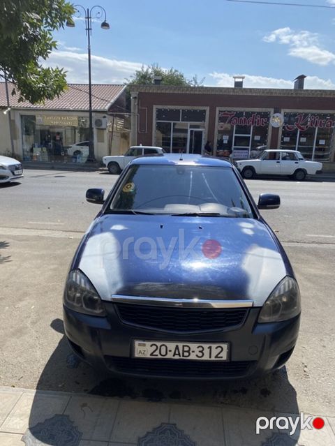 Lada Priora sedan – tünd mavi rəng, 4 qapı, Azərbaycan nömrə nişanı — Gəncə