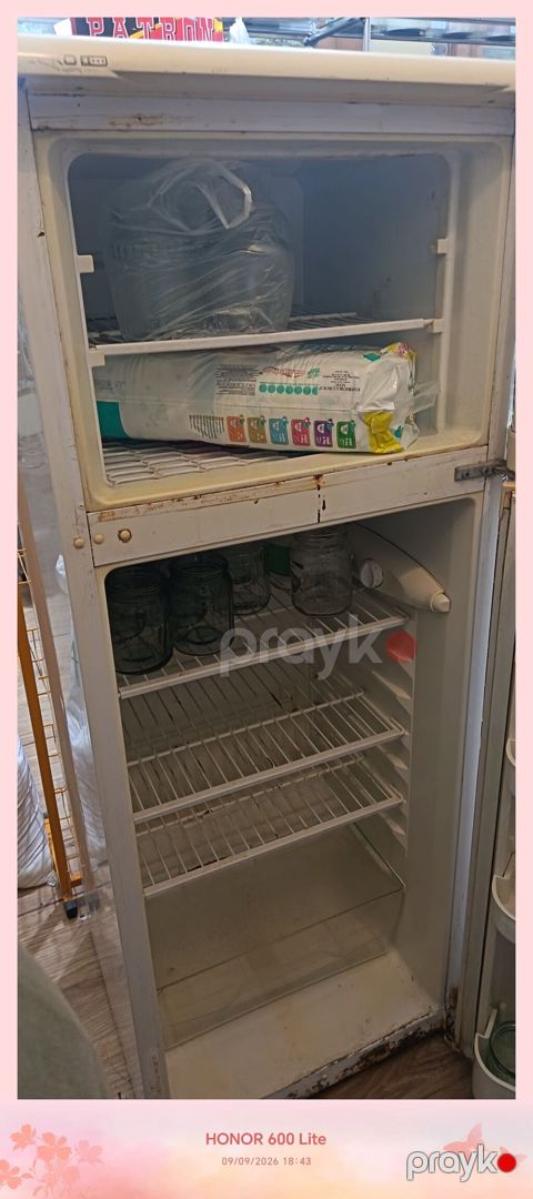İki qapılı məişət soyuducusu - Üst hissədə ayrıca dondurucu bölmə — Bakı