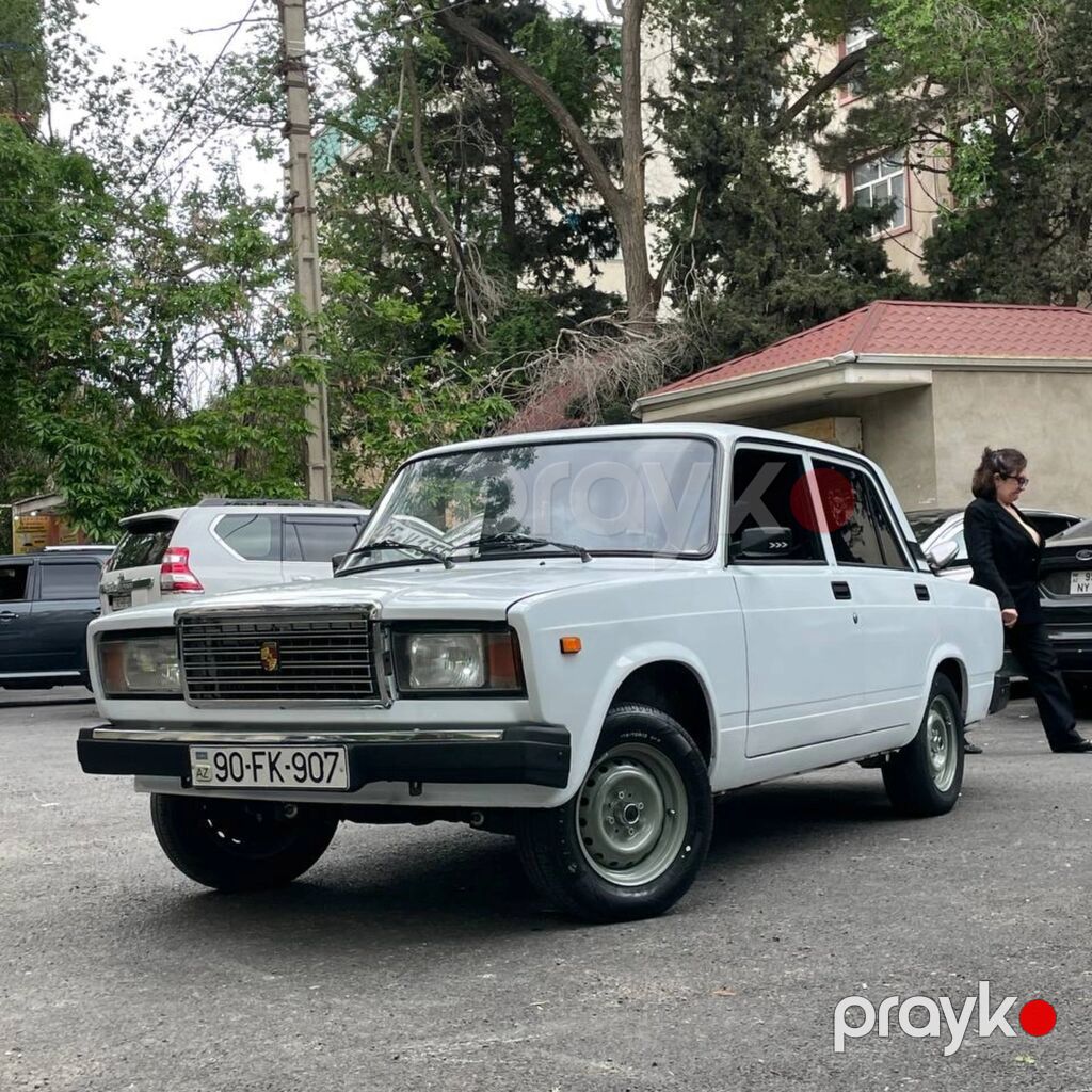 Lada 2107, ağ rəng, sedan. Xüsusiyyətlər və təchizat: - Salon: qara — Avtomobillər, Xırdalan (4)
