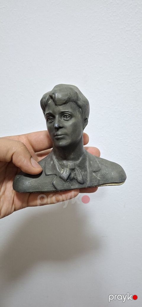 Sergey Yesenin metal büstü — Bakı