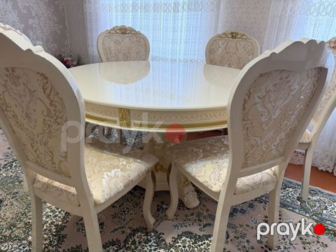 Klassik üslubda yemək otağı dəsti - Dairəvi masa: parlaq krem rəngli — Saray