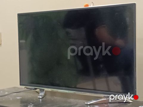 LED televizor, gümüş çərçivə və iki ayaqlı metal dayaqla. - Təxmini — Bakı