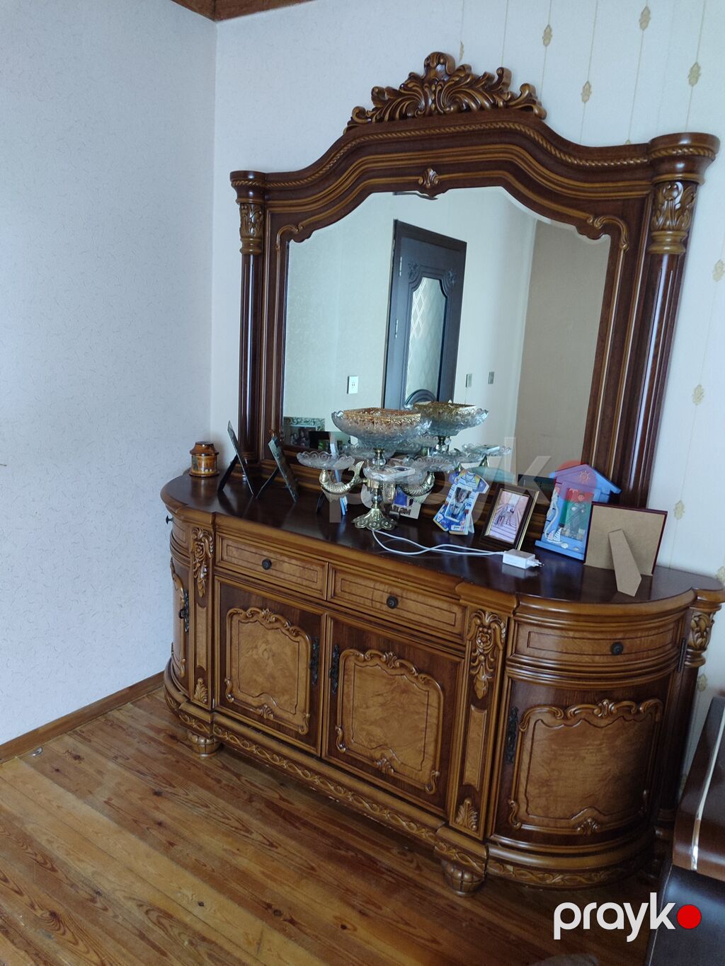 Klassik üslubda qonaq otağı mebel dəsti Tərkibi: - Vitrin şkaf (4 — Qonaq otağı üçün, Digah (3)