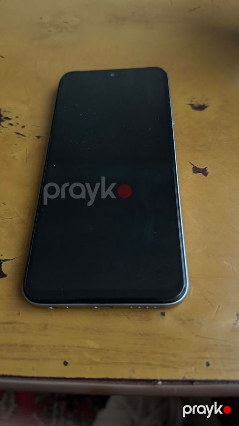 Smartfon – gümüş rəngli, zərif düz kənarlı korpus, ön tərəfdə tam — Bakı
