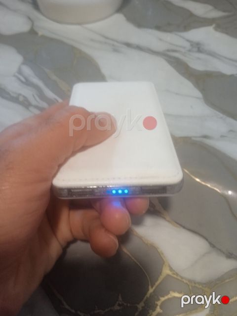 Ağ rəngli portativ enerji bloku (power bank) - Kompakt düzbucaqlı — Saray