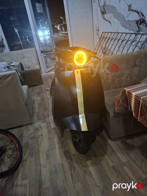 Şəhər içi gediş-gəliş üçün kompakt elektrik skuter - Gövdə: qara — Bakı