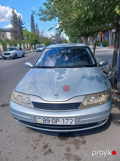 Renault Laguna – gümüşü rəng, sedan/gup (liftback) kuzov. Əsas — Zərdab
