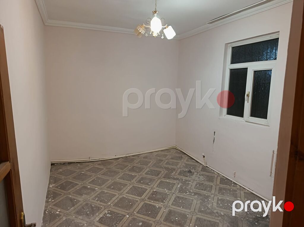 Ev Bineqedi mərkəzdə. (Centralniden yuxari mescidin yaxinliginda — Boya işləri, Bakı (10)