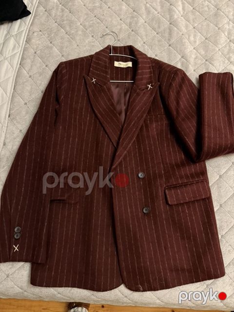 Yenı Bordo rəngli, incə şaquli zolaqlı kişi pencəyi. Klassik — Bakı