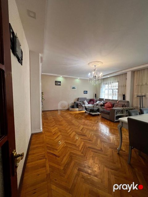 Satılır 5 otaqlı köhnə tikili 130 m² — Bakı