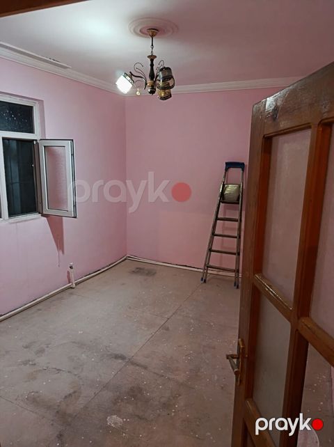 Ev Bineqedi mərkəzdə. (Centralniden yuxari mescidin yaxinliginda — Bakı