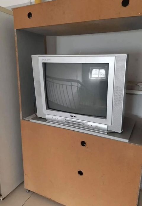 Sven markalı CRT televizor və inteqrə olunmuş DVD pleyer. Tv altlığı — Телевизоры