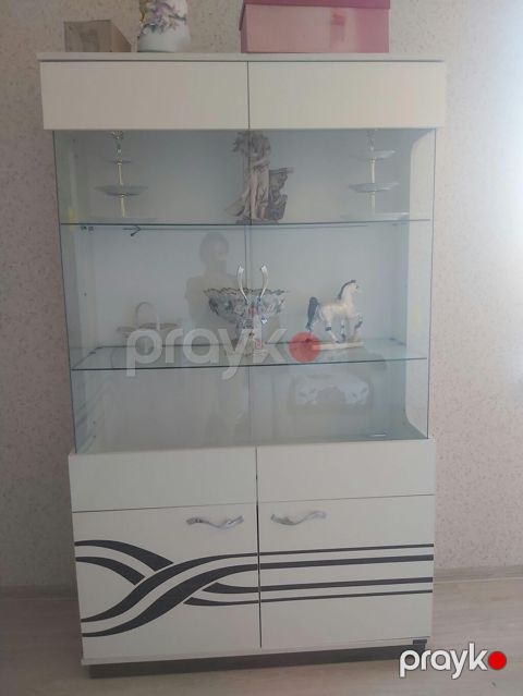 Ağ rəngdə vitrinli bufet - Material: MDF/laminat korpus, şəffaf şüşə — Bakı