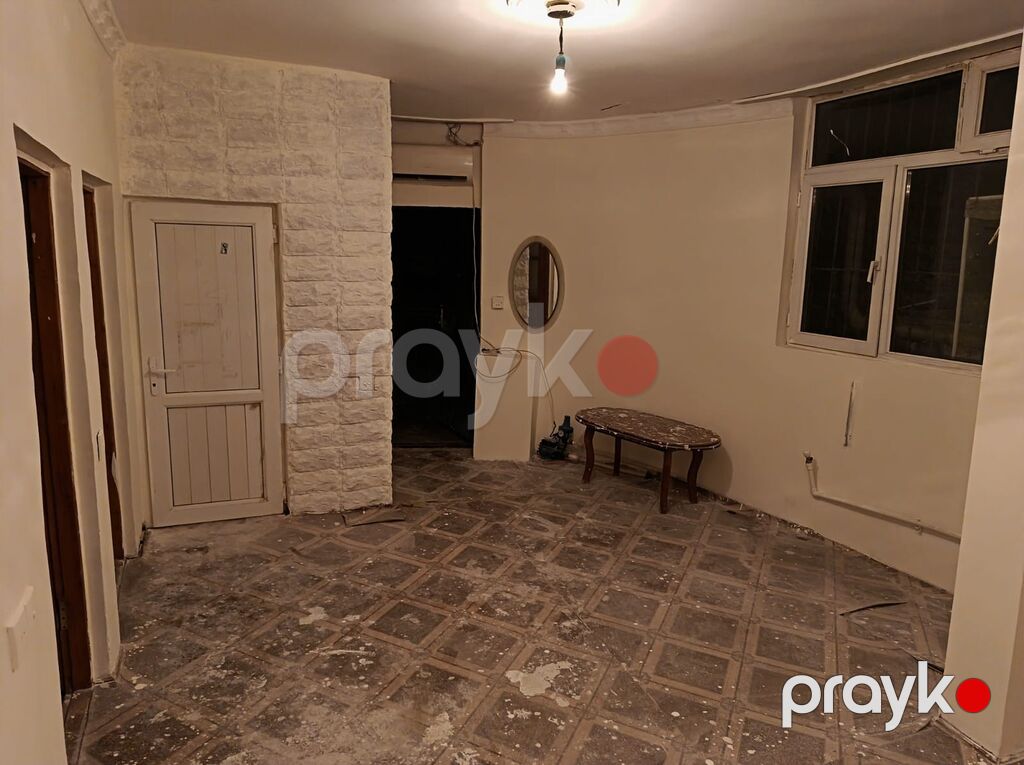 Ev Bineqedi mərkəzdə. (Centralniden yuxari mescidin yaxinliginda — Boya işləri, Bakı (7)