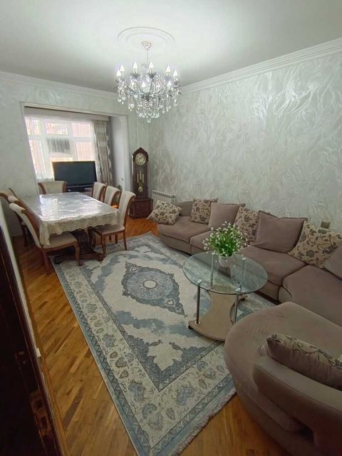 Satılır 4 otaqlı köhnə tikili 110 m² — Bakı