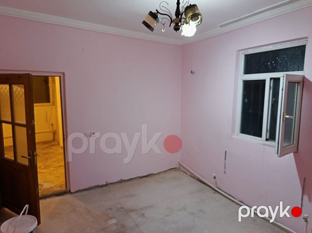 Ev Bineqedi mərkəzdə. (Centralniden yuxari mescidin yaxinliginda — Boya işləri, Bakı (2)