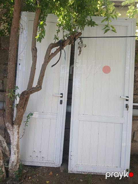 Ağ rəngli iki ədəd qapı dəsti - Material: metal karkaslı, üzəri