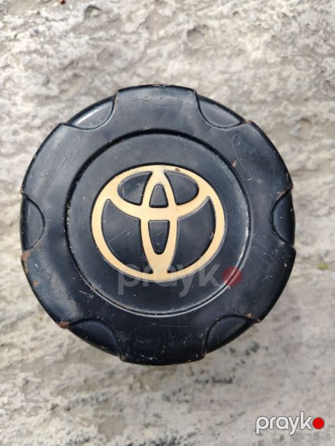 Toyota mərkəz qapağı (center cap) – qara rəngli, qızılı Toyota loqosu — Bakı