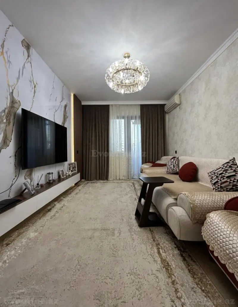 Satılır 4 otaqlı Mənzil Köhnə tikili 110 m² Bakı, Yasamal r., İnşaatçılar m., Yeni Yasamal