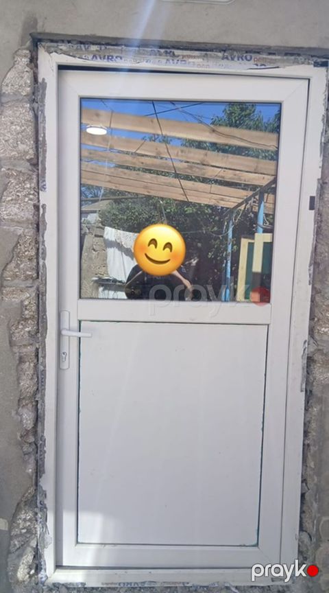 PVC giriş qapısı - Material: ağ rəngli PVC/profil - Dizayn: yuxarı — Digah