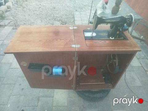 Tikiş maşını stol ilə - Klassik mexaniki tikiş maşını, taxta qatlana — Digah