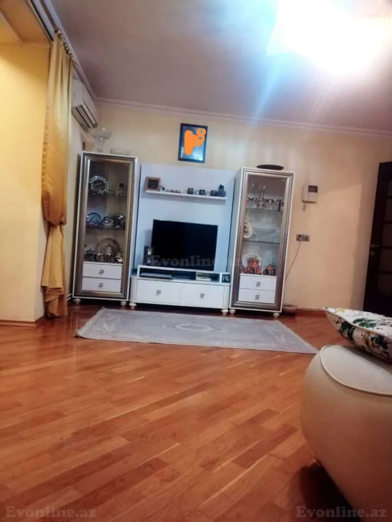 Satılır 3 otaqlı Mənzil Köhnə tikili 90 m² Bakı, Nəsimi r., 20 Yanvar m., 1-ci mikrorayon
