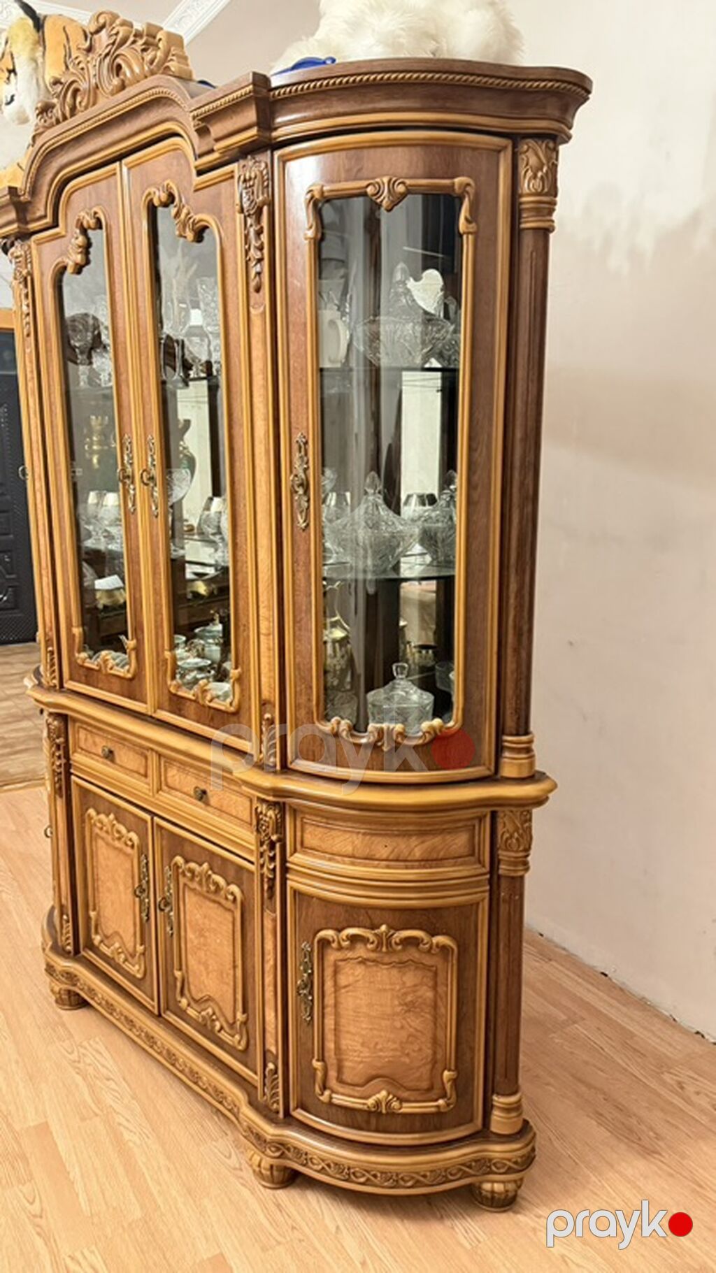 Klassik üslubda, əl işli dekorativ oyma detalları ilə zəngin — Şkaflar, Gəncə (2)