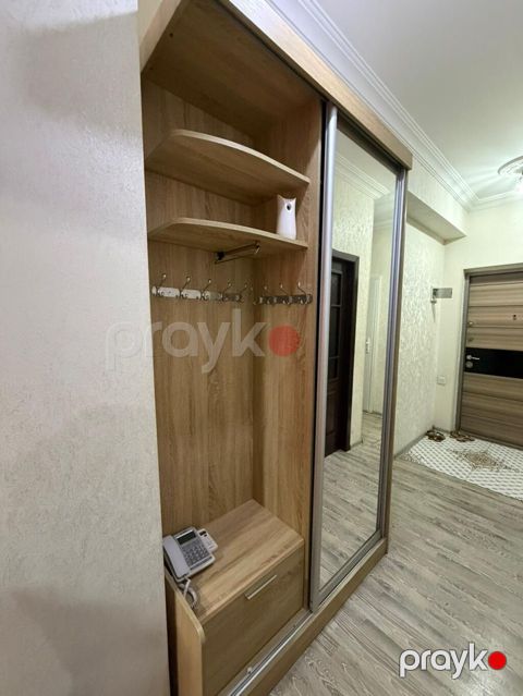 Dehliz dolabı satılır. - Ölçülər: hündürlük 2.35 m, en 1.34 m — Bakı