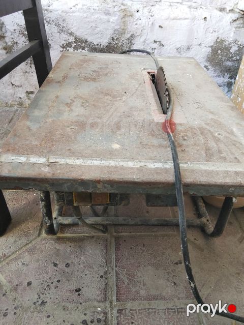 Stolüstü elektrikli dairəvi mişar - Güclü stolüstü konstruksiya — Saray
