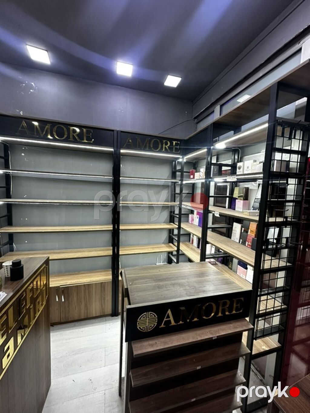 Mağaza vitrin rəfləri – metal karkaslı, ağac teksturalı modullar, LED — Vitrini, Bakı (3)