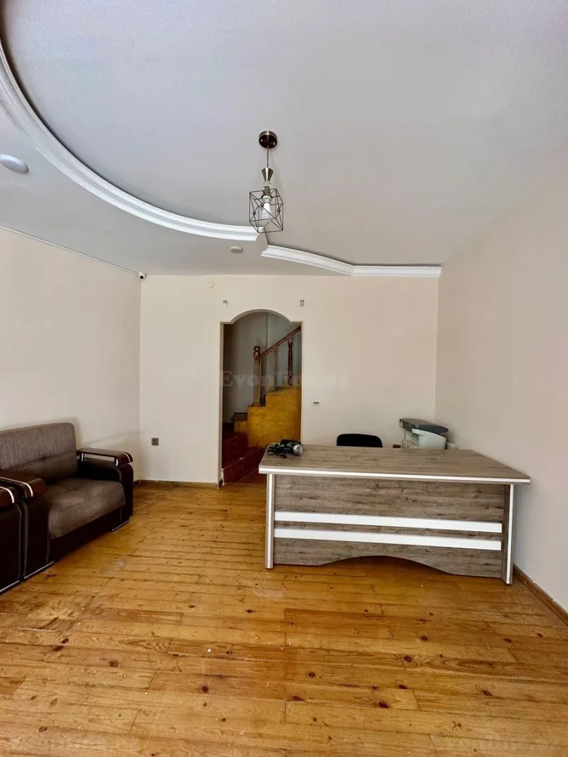 Kirayə verilir 4 otaqlı Mənzil Köhnə tikili 150 m² Bakı, Səbail r — Bakı