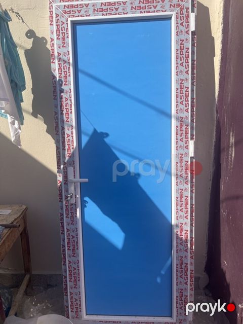 PVC qapı – Aspen profilli - Material: PVC profil (Aspen markası), ağ — Digah