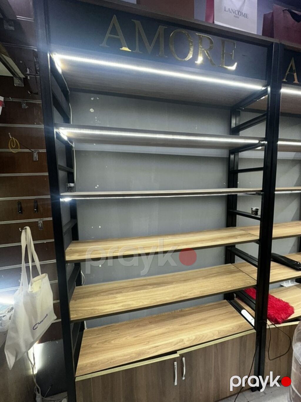 Mağaza vitrin rəfləri – metal karkaslı, ağac teksturalı modullar, LED — Vitrini, Bakı (5)