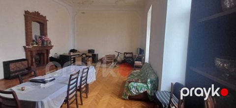Satılır 4 otaqlı köhnə tikili 200 m²