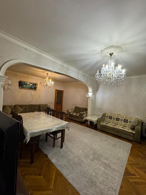 Satılır 5 otaqlı köhnə tikili 130 m² — Bakı