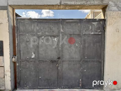 Metalkapı – darvaza - Material: qalın metaldan hazırlanmış ikiqat — Bakı