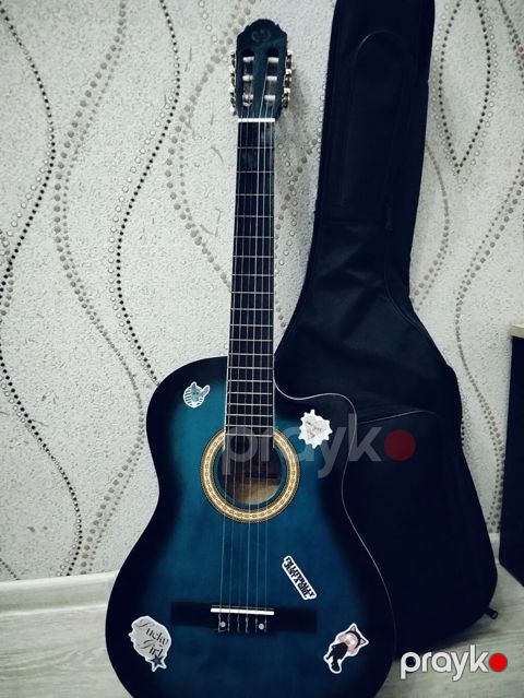 Mavi rəngli klassik gitara – kəsik korpus (cutaway) dizaynlı — Bakı