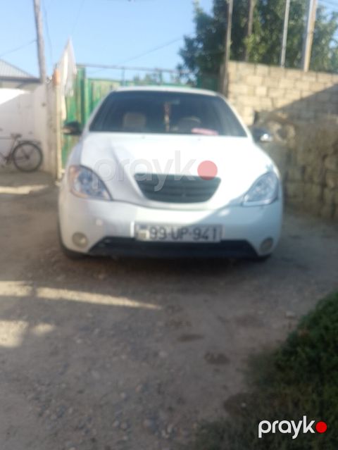 Ağ rəngli sedan avtomobil - Kuzov: 4 qapılı sedan, ağ rəng - Yüngül — Şabran
