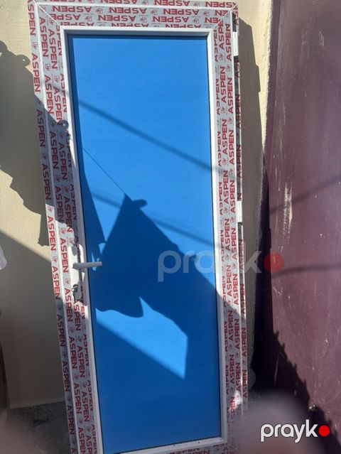 PVC qapı – Aspen profilli - Material: PVC profil (Aspen markası), ağ — Digah