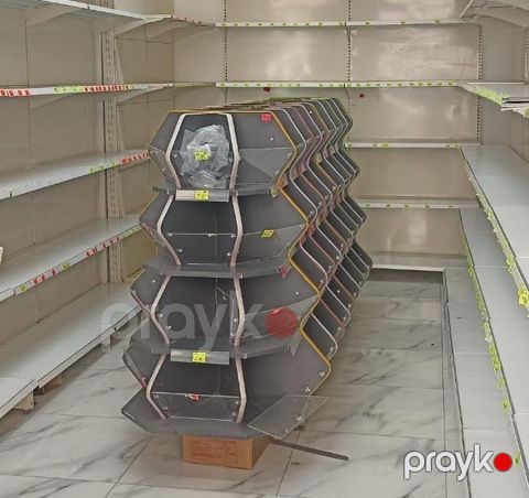 Konfet vitrini – 6 metr Qiymət: 400 AZN Ünvan: Əhmədli, Şirin x. 9303 — Bakı