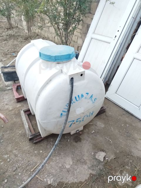 Plastik su çəni – 750 litr - Həcmi: 750 L (üzərində “750 lt” qeyd — Bakı