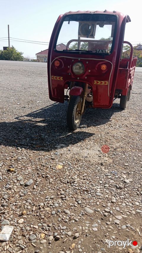Qırmızı rəngli üçtəkərli yük/sernişin moped-triksi - Korpus: metal — Saatlı