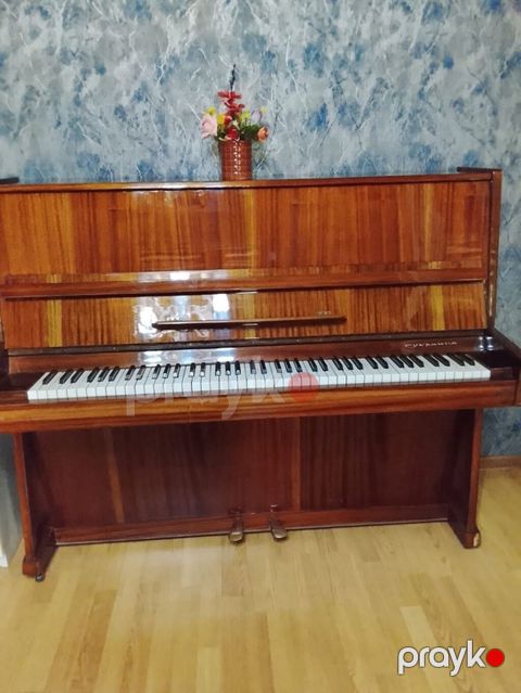 Upright pianino — klassik dizaynlı, parlaq taxta korpuslu — Bakı