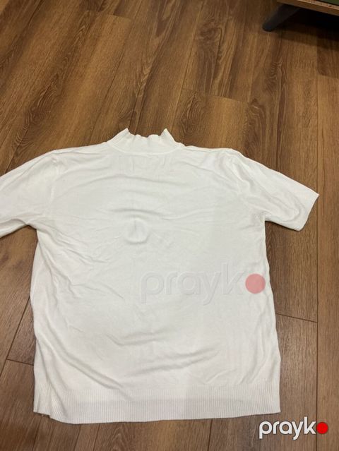 Ağ rəngli qısaqoll trikotaj sviter/bluz. - Yarım-balıqçı (mock neck) — Bakı
