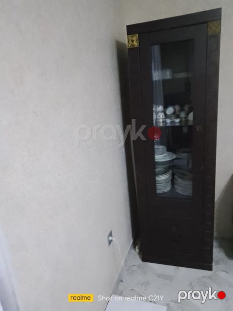Qaranlıq qəhvəyi rəngdə şüşə vitrini olan qab-düş şkafı. - Material — Digah