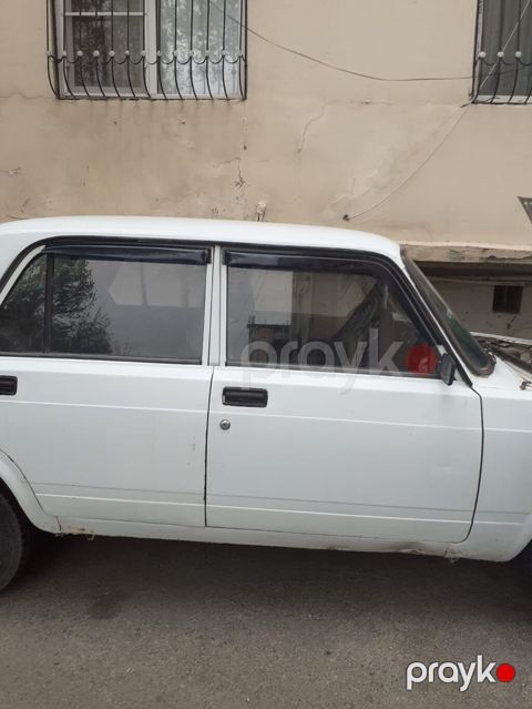 VAZ 2107, ağ rəng, sedan kuzov. Xüsusiyyətlər: - Benzin mühərriki