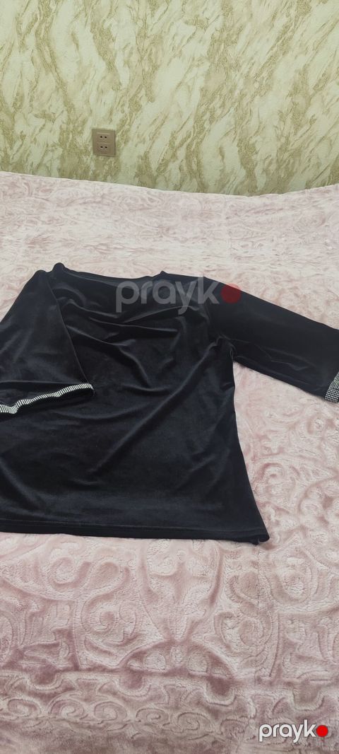 Qara məxməri bluz - Material: Yumşaq, parlaq effektli məxmər/parça — Saray