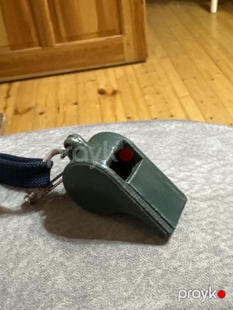 Yaşıl metal fit – asqılı - Material: metal gövdə, möhkəm və davamlı — Digah