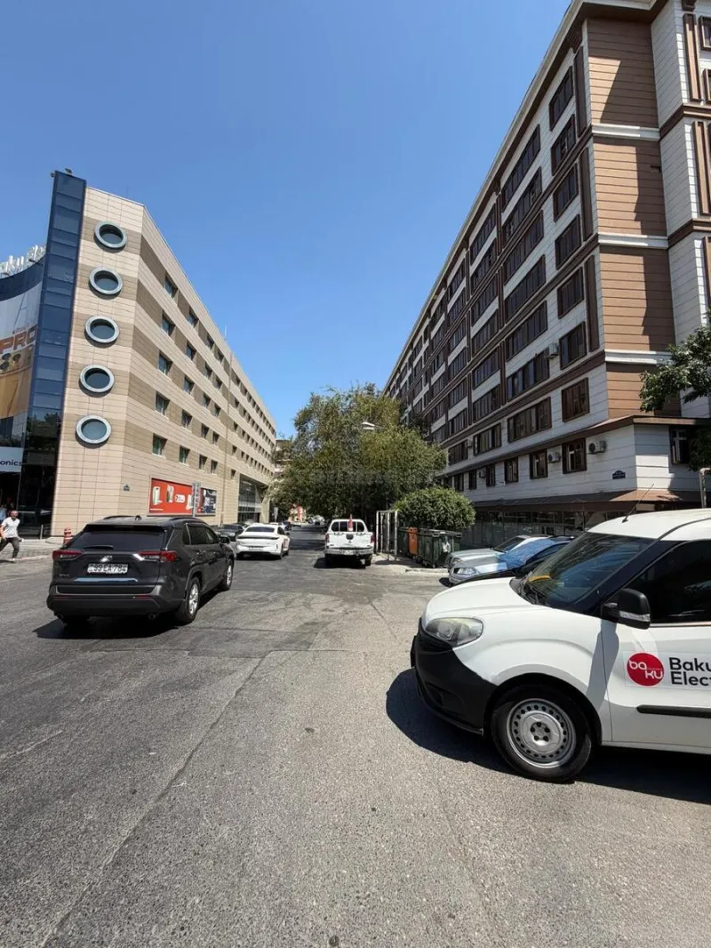 Satılır 2 otaqlı Mənzil Köhnə tikili 70 m² Bakı, Binəqədi r., Azadlıq prospekti m — Bakı